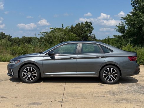 Used 2025 Volkswagen Jetta SE image 2