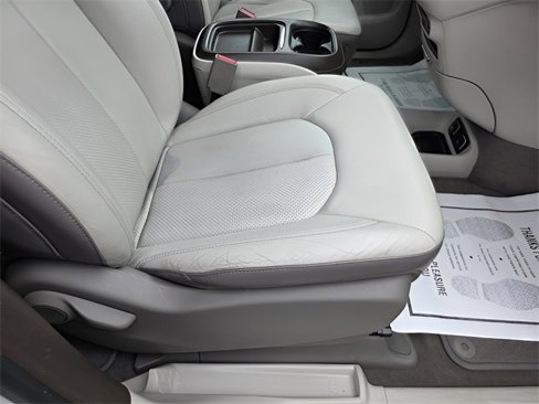 Used 2018 Chrysler Pacifica Touring-L image 37