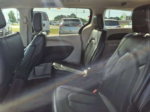 Used 2023 Chrysler Pacifica Touring-L image 8