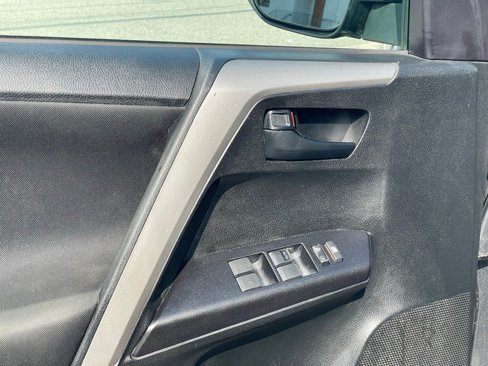 Used 2018 Toyota RAV4 LE image 11