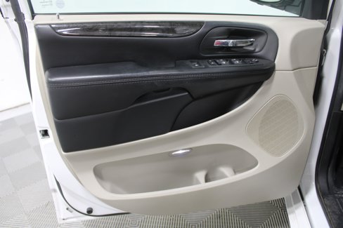 Used 2019 Dodge Grand Caravan SE w/ UConnect Hands-Free Group image 5