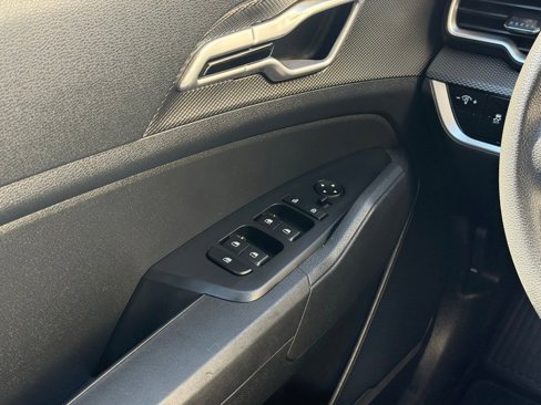 Used 2023 Kia Sportage LX image 6