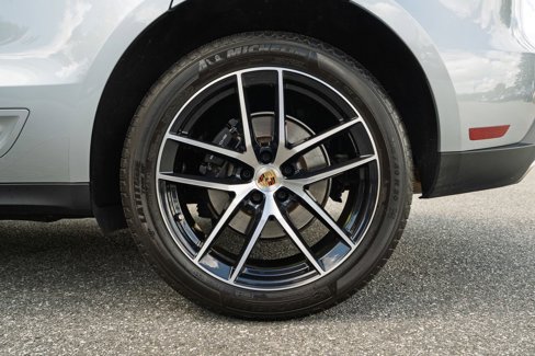 Certified 2023 Porsche Macan image 12