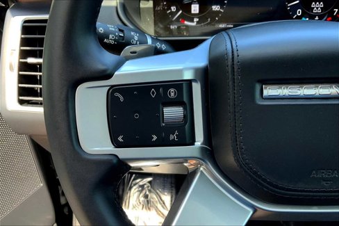 Used 2025 Land Rover Discovery Dynamic SE image 21