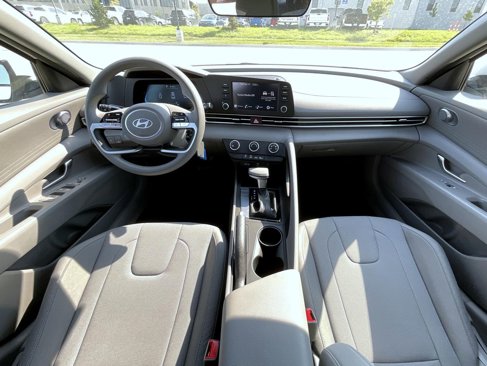 Certified 2025 Hyundai Elantra SE image 15