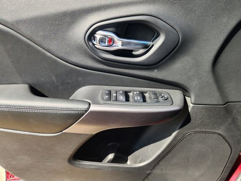 Used 2019 Jeep Cherokee Latitude Plus image 13