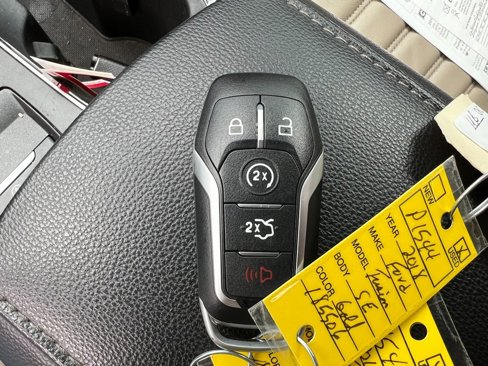 Used 2018 Ford Fusion SE w/ Fusion SE Technology Package image 12