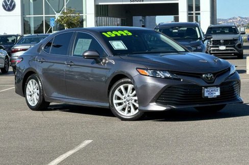 Used 2020 Toyota Camry LE image 2