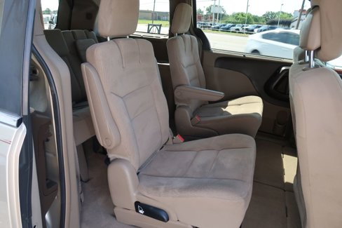 Used 2015 Chrysler Town & Country Touring w/ Driver Convenience Group image 8