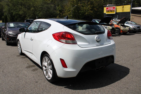 Used 2013 Hyundai Veloster w/ Style Pkg image 11