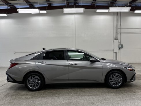 Used 2024 Hyundai Elantra Blue image 25