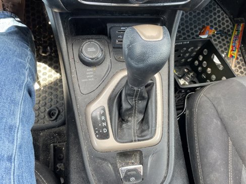 Used 2015 Jeep Cherokee Latitude w/ Cold Weather Group image 17