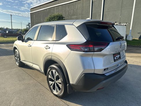 Used 2023 Nissan Rogue SV image 3