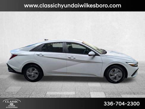 New 2025 Hyundai Elantra SE image 4