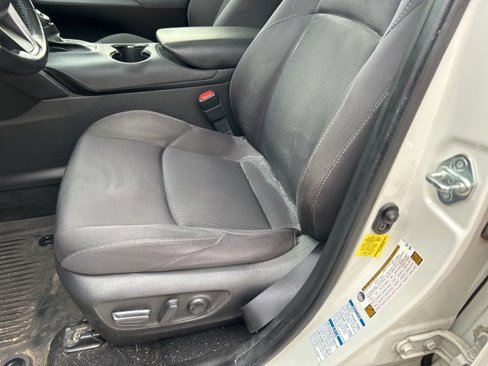Used 2021 Toyota Venza LE image 12