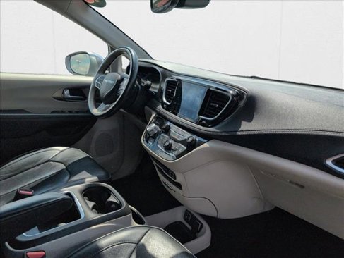 Used 2018 Chrysler Pacifica Limited image 22