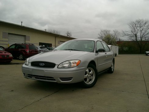 Used 2004 Ford Taurus SE image 1