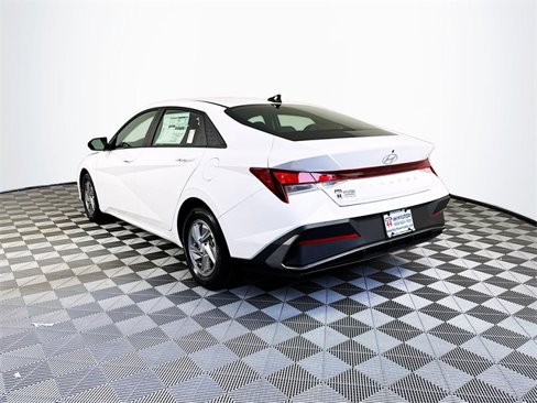 New 2025 Hyundai Elantra SE image 3