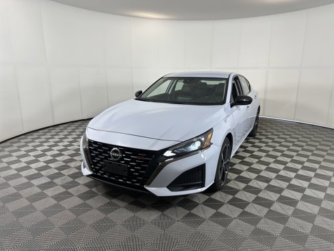 Used 2023 Nissan Altima 2.5 SR image 2