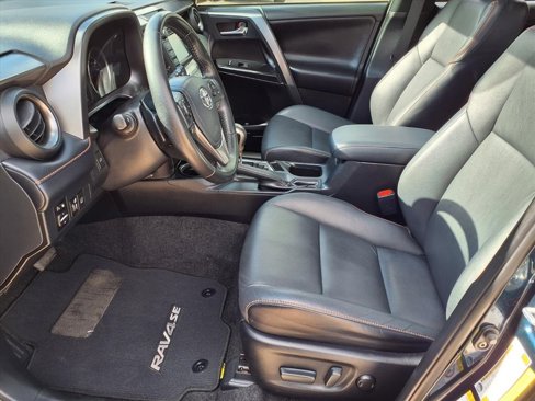 Used 2018 Toyota RAV4 SE image 15