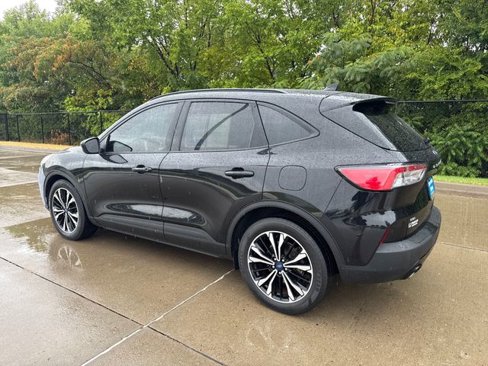 Used 2022 Ford Escape SE w/ SE Sport Appearance Package image 3
