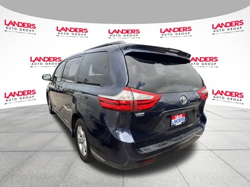 Used 2018 Toyota Sienna LE image 3