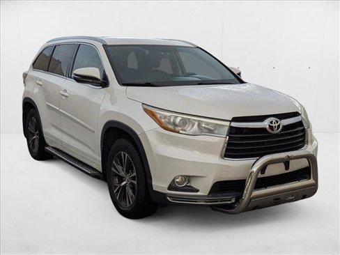 Used 2016 Toyota Highlander XLE image 3