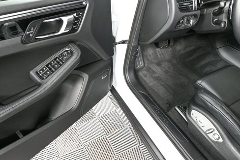 Certified 2025 Porsche Macan image 8
