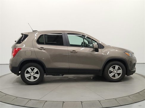 Used 2022 Chevrolet Trax LS w/ Tint and Cruise Package image 7