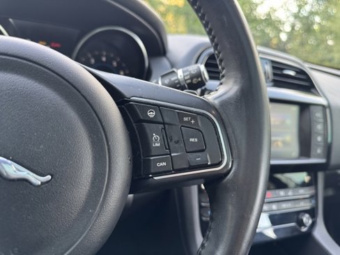 Used 2018 Jaguar F-PACE Premium image 29