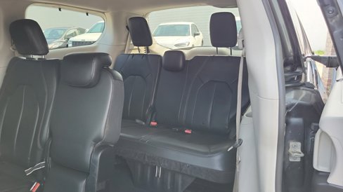 Used 2019 Chrysler Pacifica Touring-L image 25