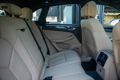 Certified 2025 Porsche Macan image 31