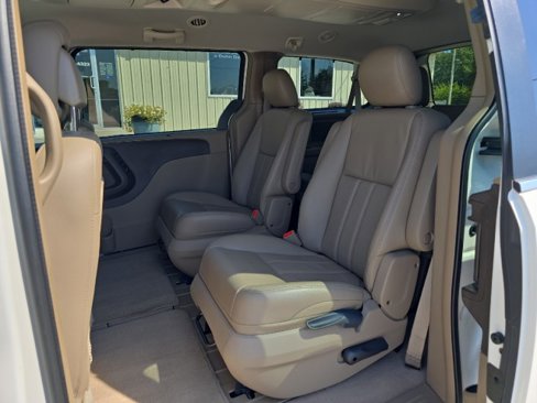 Used 2011 Chrysler Town & Country Touring-L w/ Driver Convenience Group image 28