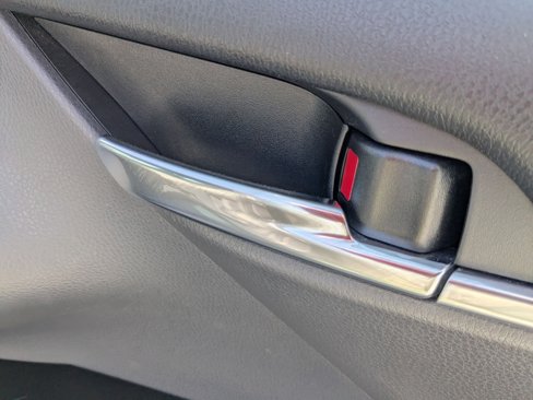Used 2020 Toyota Camry SE w/ Cold Weather Package image 32