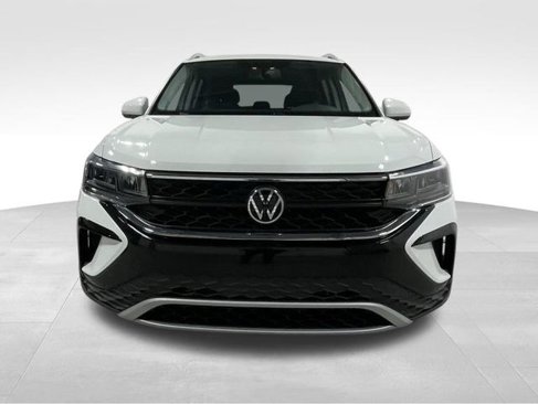Certified 2022 Volkswagen Taos SE image 3