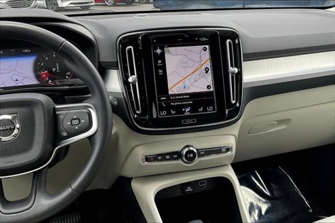 Used 2022 Volvo XC40 T5 Momentum image 9