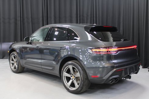 Certified 2024 Porsche Macan image 3