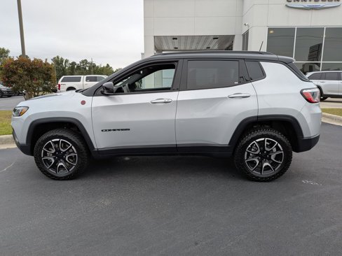 Used 2024 Jeep Compass Trailhawk image 8