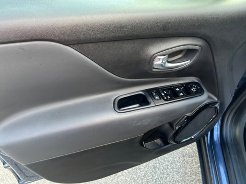 Used 2022 Jeep Renegade Altitude image 36