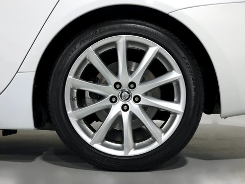 Used 2013 Jaguar XJ image 31