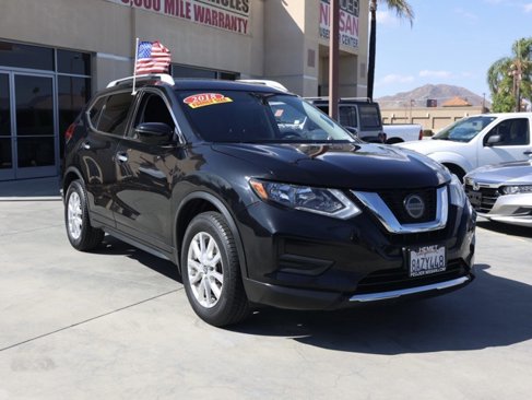 Used 2018 Nissan Rogue SV image 2