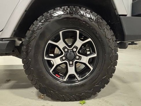 Used 2016 Jeep Wrangler Unlimited Sahara w/ Connectivity Group image 19