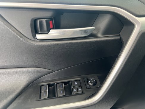 Used 2022 Toyota RAV4 XLE Premium image 15