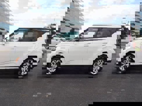 Used 2023 Kia Soul LX image 2