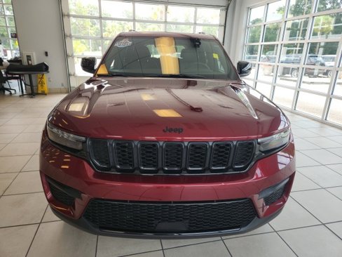 Certified 2024 Jeep Grand Cherokee Altitude image 3