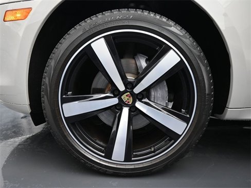Certified 2022 Porsche Macan image 6