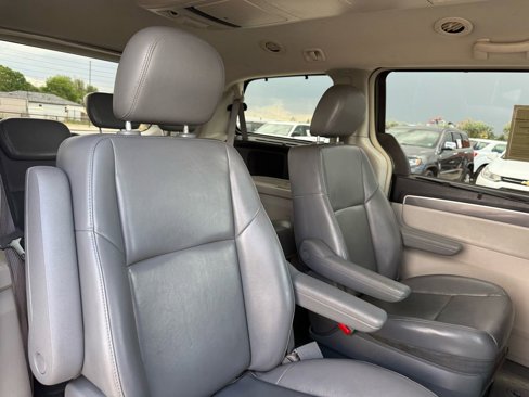 Used 2010 Volkswagen Routan SE image 18