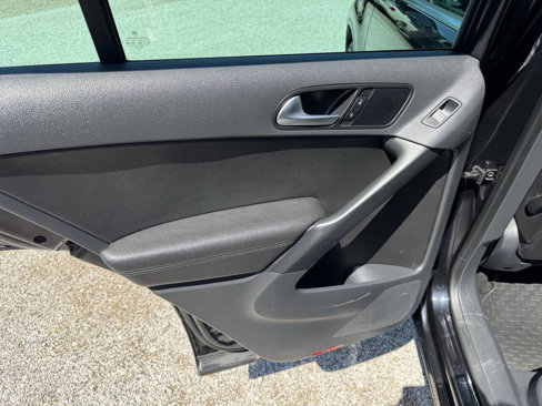 Used 2015 Volkswagen Tiguan SE image 9