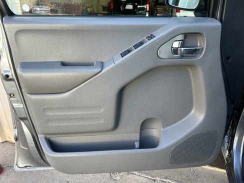 Used 2018 Nissan Frontier SV image 2