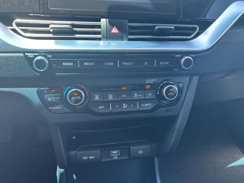 Used 2022 Kia Niro EX image 19
